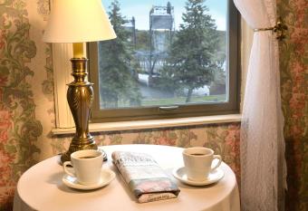 Water Street Inn has Balcony rooms