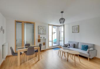 Chic and spacious apart southern Paris has Balcony rooms
