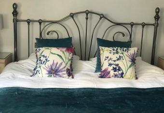 Brampton Luxury Annexe Apartment allows 18 year olds to book a room