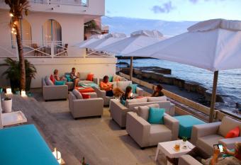 The Old Gin House Hotel has Balcony rooms