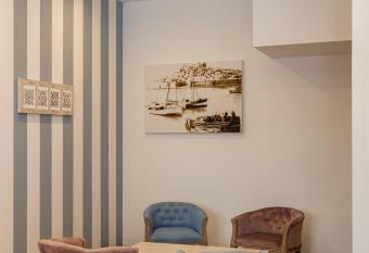 Hostal Pe  iscola allows 18 year olds to book a room