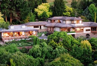 Lake Taupo Lodge has Balcony rooms
