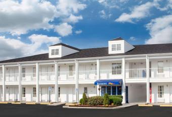 Baymont by Wyndham Brunswick GA allows 18 year olds to book a room
