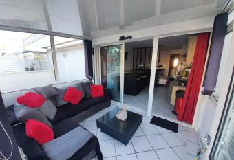 La D  sirade vue port allows 18 year olds to book a room