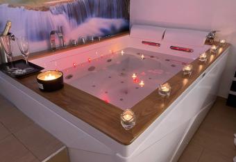 Suite Ciclopi Acitrezza has rooms with a private hot tub