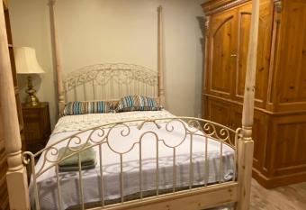 Private Room w/ Private Room Entrance & Free WIFI & AC & Private Fridge allows 18 year olds to book a room