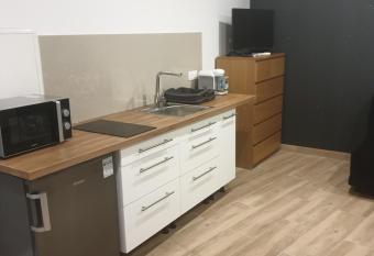 Studio contemporain proche de toutes les plages has Balcony rooms