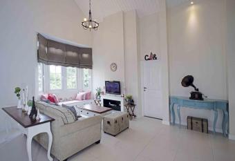 The Penthouse by Cottonwood has rooms with a private hot tub