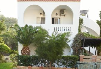 Afroditi Hotel has rooms with a private hot tub