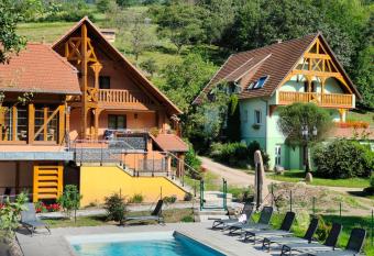 Maison d h  tes La Cerisaie has Balcony rooms