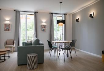 Apartamentos L  bere Valencia Abastos allows 18 year olds to book a room