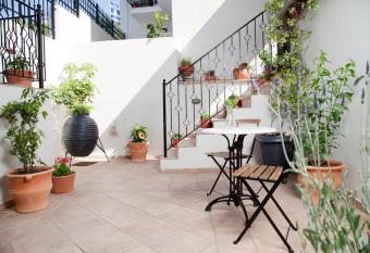 KIMIA Guest House has Balcony rooms