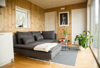 Cosy house by lake has Balcony rooms