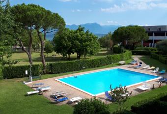 appartamento con piscina Il glicine sul garda allows 18 year olds to book a room