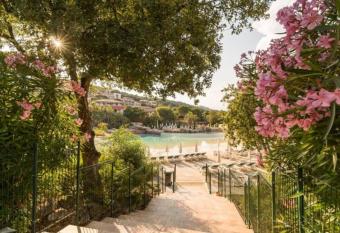 LES RESTANQUES 6 pers clim glycines 2268 has rooms with a private hot tub