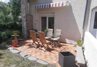 Appartement rez de chauss  e avec terrasse et jardin has Balcony rooms