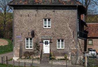 B&B Einrade allows 18 year olds to book a room