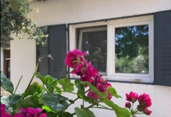 Caba  a en la naturaleza 2 has rooms with a private hot tub