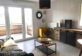 Beau T2    10 min de l   oc  an has Balcony rooms