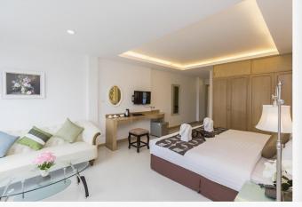 Lucky Sun Patong has rooms with a private hot tub