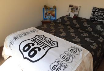 I m a traveller allows 18 year olds to book a room