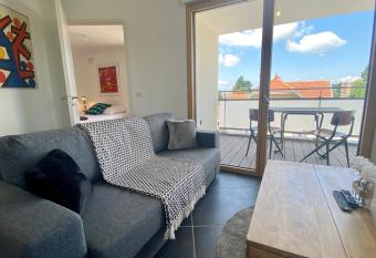 Le Triangle d Or - 1 bedroom apartment with terrace has Balcony rooms