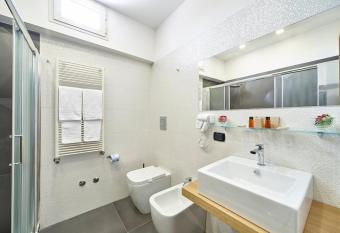 Sweet Central Hotel has rooms with a private hot tub