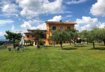 Appartamenti Miralago allows 18 year olds to book a room