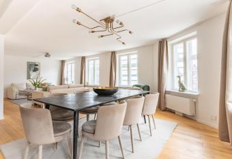 Sanders Regent - Chic Three-Bedroom Apartment Near Central Square has Balcony rooms