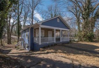 Got My Peaches Out Georgia Manor Near Downtown by Lokal Stays has Balcony rooms