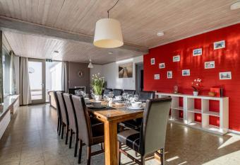 Flanders Fields Cottage has Balcony rooms