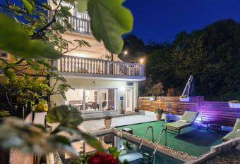 Casa Memory has rooms with a private hot tub