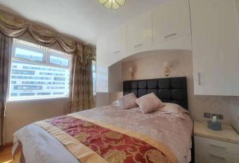 Luxury Oceana Apartment, Central City Centre, Newly Refurbished allows 18 year olds to book a room