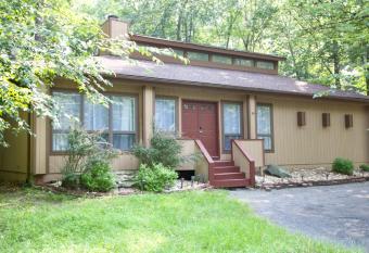 Mount Pocono Vacation House has Balcony rooms