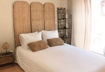 Cosy room with bathroom and private access allows 18 year olds to book a room