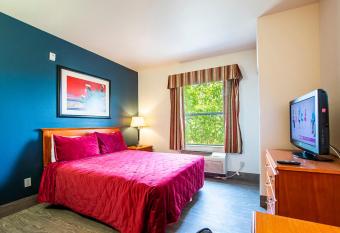 The Vistas 119 Modern studio with full kitchen 1st floor great location allows 18 year olds to book a room