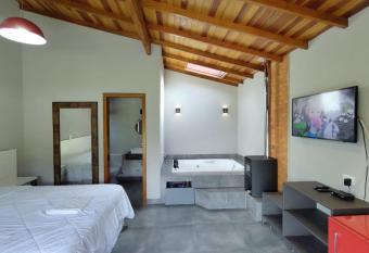 Chal   dos P  ssaros allows 18 year olds to book a room