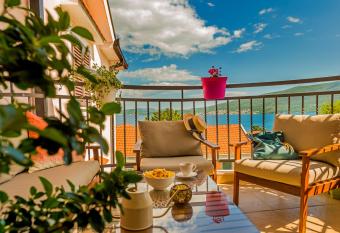 Cicciobello Lux Apartment Bao  i  i with stunning sea view has Balcony rooms