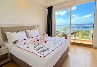 iCom Marina Sea View allows 18 year olds to book a room