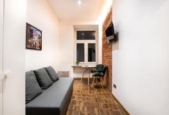 Revolution Aparts - Rewolucji 27 allows 18 year olds to book a room