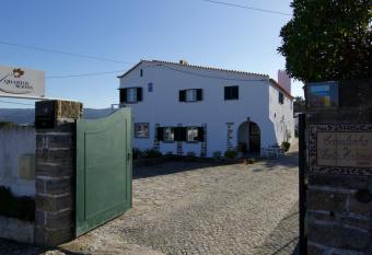 Casalinho De Santo Ant  nio allows 18 year olds to book a room