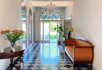 Interno Estense 753 allows 18 year olds to book a room