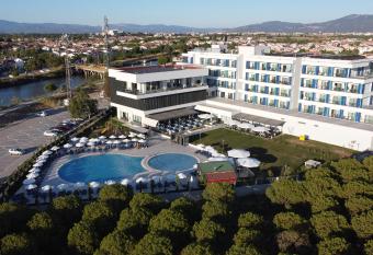 TEZMADRA HOTEL allows 18 year olds to book a room