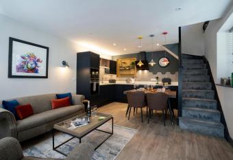 Spacious - Contemporary Home - Central Ambleside - Parking allows 18 year olds to book a room