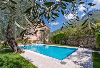 LAKE Beth s House allows 18 year olds to book a room