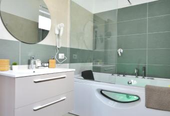 Romantic Room con vasca idromassaggio has rooms with a private hot tub