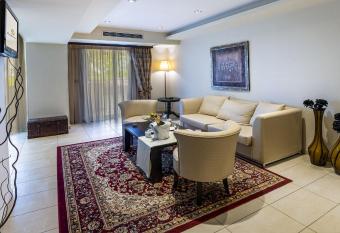 Amalias Hotel has rooms with a private hot tub