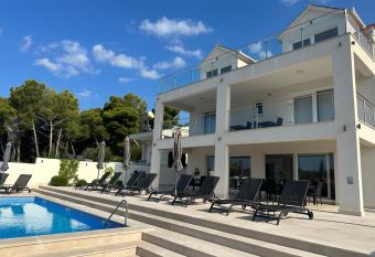 Villa Lovisa, private pool and amazing sea view allows 18 year olds to book a room