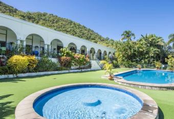 AFFORDABLE ISLAND ESCAPE! Queen Studio, Nelly Bay has Balcony rooms