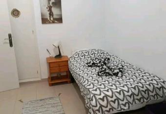 Camera privata in appartamento, bagno in comune, aria condizionata caldo freddo, WIFI, TV allows 18 year olds to book a room